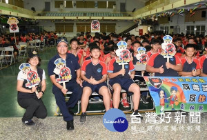 為倡導青少年從事健康休閒活動及執行「青春專案」等犯罪預防，北港分局長王立德親率偵查隊副隊長陳昱銘等深入校園宣導。（記者陳昭宗拍攝）