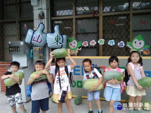 東山國小首度獲得特優，每個孩子都有一畝地，自己學習整地、種菜，懂得「從產地到餐桌」的可貴
