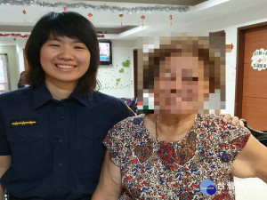 老婦獨自外出跌倒　暖心警陪伴返家