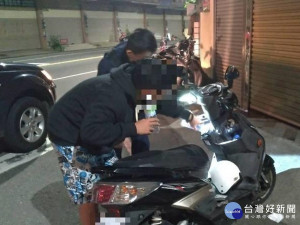 大學生愛車汽油用盡熄火陷困境　熱心警提油相助