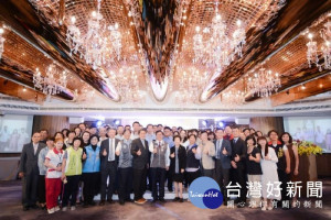  市長與貴賓及醫護人員合影
