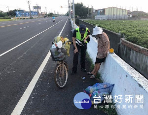 土庫所警員黃雅芳等人，見年事已高的拾荒老婦癱坐路旁，因擔心其安危，遂護送老婦平安返家，暖心舉動深獲讚許。（記者陳昭宗拍攝）