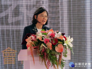 蔡英文視察桃園社會住宅 自信滿滿執政團隊肯定度一直提升