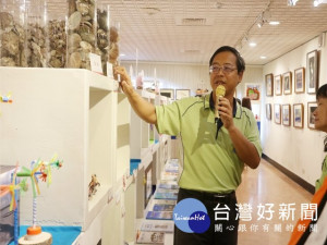 

大甲裕珍馨三寶文化館即日起展出「邂逅潮間帶─+河口生態藝文特展」數十幅的精彩攝影作品、數百件手作螃蟹、魚貝類的DIY作品等，讓暑期間不用去海邊也可以飽覽濱海生態。（記者陳榮昌攝）