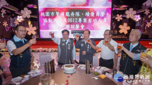 市長舉杯表達祝福之意

