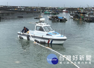 台子村漁港加油站柴油管漏油外溢至港區，海巡署第四岸巡隊即時發現及立即處置下，得以控制情勢，未讓污染持續擴大。