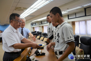 馬公國中棒球隊奪佳績　賴峰偉接見表揚