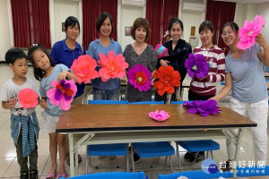 配合學甲蜀葵花海節活動，邀請民眾一起手做花朵。