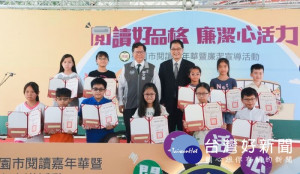 市長與獲獎同學合影
