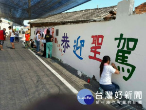 大安區頂安社區發展協會辦理國際志工營活動，外籍志工為社區繪畫宗教活動圖案，對鄉村作息生活研究，有相當的了解。（記者陳榮昌攝）

