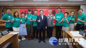 市長與獲獎團隊合影
