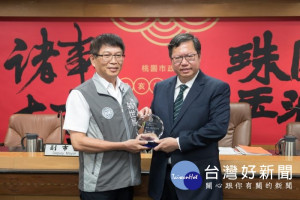 鄭市長頒發節能績優獎


