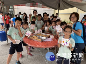 
大甲區農會二十六日舉辦「地方媽媽，手做早餐」米食創新行銷活動，學生動手製作各種不同口味的米披薩，創意新穎、營養豐富，會場上呈歡樂的氣氛。（記者陳榮昌攝）