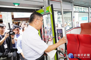 雙北市自7月1日起改為上下車皆須刷卡的措施，台北市長柯文哲表示這也有助於北市府收集通勤民眾的大數據，規劃更精確的交通政策。（圖／台北市府秘書處媒體事務組）