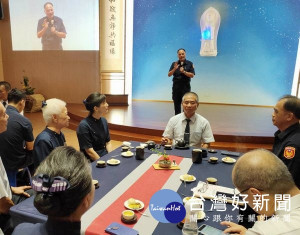 北港警方於慈濟服務處舉辦「茹素環保愛地球」活動，透過充滿正能量的心靈饗宴除紓解員警執勤壓力，亦增進身心靈之健康。（記者陳昭宗拍攝）