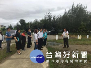 布袋炮樓仔賞鳥景點大雨泥濘，縣長翁章梁前往會勘