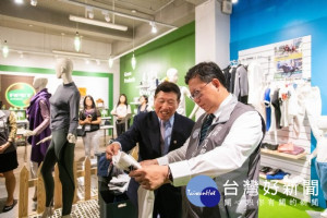 董事長羅忠佑介紹生產的產品

