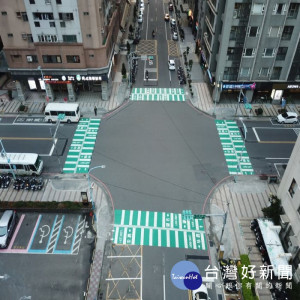 桃園市政府交通局設計「導盲拉鍊綠底行穿線」，提供行人寬敞的穿越空間，兼顧行人穿越路口之效率及安全。

