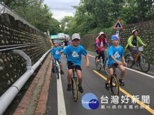 

大甲區德化國小22位二年級學生挑戰東豐鐵馬道獨輪車路騎，孩子首體驗校外獨輪車路騎，在途上高興的展現努力學來的騎術。（記者陳榮昌攝）