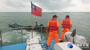 蚵民蚵作返家機械故障，海巡接獲通報緊急救援