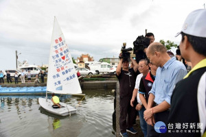 韓國瑜前往汕尾漁港視察，盡全力改善當地海岸景觀。