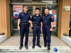 所長傅錫華(右)表示，期許廖國榮(中)、許哲瑋(左)能利用所學，持續為社會治安貢獻心力。