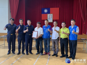 分局長蕭欽杰對於王姓清潔員拾獲鉅額現金不昧，品德操守素養廉潔，公開予以表揚並頒發榮譽狀。

