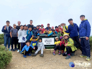 南投縣鹿谷鄉廣興國小21名學童在專業登山嚮導的陪同下，2天順利攀登台灣百岳合歡北峰、主峰、東峰和石門山等4座合歡群峰。