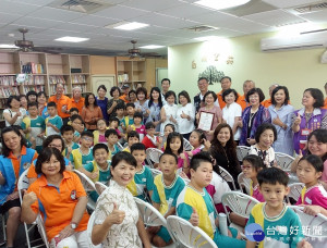 嘉市白川町社區白川書苑今啟用 黃敏惠市長與眾貴賓共同揭牌