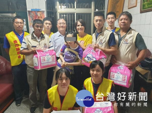 雲縣後指部愛心服務社偕同斗六市後備軍人輔導中心等幹部，前往關懷患有雷特氏症的小瑄，並致贈慰問品表達關懷之意。（記者陳昭宗翻攝）