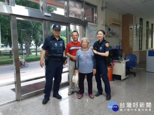 年邁老嫗迷途路上徘徊　暖警安撫陪伴協助返家