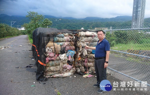 頭城公有地又被偷倒廢棄物，鎮長曹乾舜大為震怒。（圖／頭城鎮公所提供）