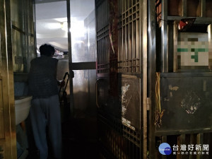 迷途老婦夜未歸　暖警協助平安返家