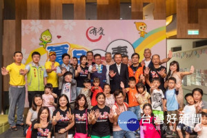市長與貴賓及市民合影

