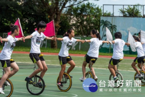 精彩的獨輪車表演

