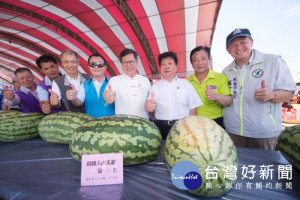 市長和與會來賓共同行銷桃園西瓜

