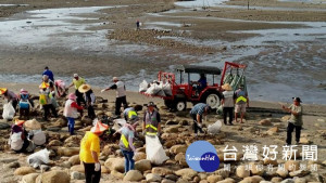 桃園市政府面對問題，以不到30天的時間，剷平新街溪出海口335公噸廢棄物。

