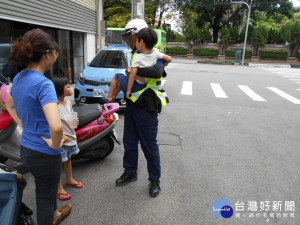 警方抱著獨自外出的二歲娃。林重鎣攝