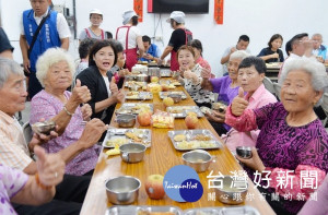 縣長張麗善到虎尾三合長青食堂跟長輩們一起用餐，在爺爺奶奶們的臉上看見滿滿幸福的笑容，重申落實拓展長青食堂據點。
