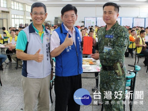 雲縣民政處長張政國等人前往嘉義縣精忠營區勞軍慰勉並致贈加菜金，由指揮官吳泰聲上校代表接受並感謝縣府支持相挺。