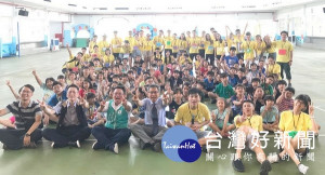 行政院雲嘉南聯合服務中心邀請台大農經系到口湖下崙國小辦理「經管育樂營」活動，縮短孩童們的城鄉差距歡度暑假。