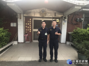為了履行對弟弟洪羽頡的諾言，哥哥洪廷宇(左)特地選回弟弟生前之服務單位埔頂派出所接棒逐夢。