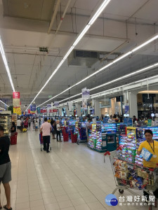 阿聯境內第一大量販集團Carrefour(27家，21.4%)，平均門市結帳櫃台約有50個。