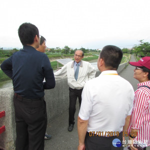 副市長洪東煒視察橋頭區五里林橋抽水機佈置系統、關懷弱勢家庭。