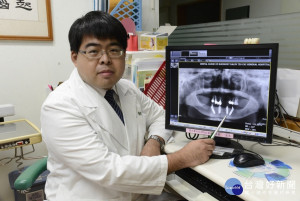 大林慈濟醫院牙科主任鄭朝鴻以全口重建快速植牙，讓阿嬤重拾咀嚼樂趣