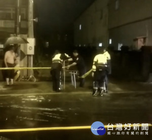 平鎮警分局分局長黃炳訓在巡視轄區積水狀況時，也親自冒雨涉水協助封鎖線設立。
