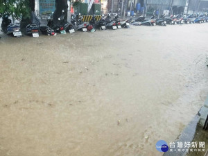 龍潭午後豪雨造成道路淹水
