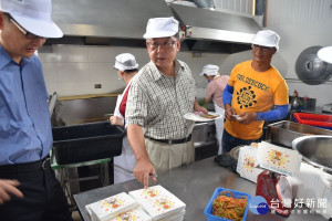 賴峰偉赴湖東社區關心老人餐食　為營養與衛生把關