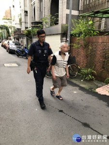 失智翁出門散步　善心警助返家