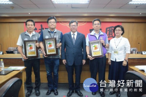 鄭文燦市長與受獎代表合影


